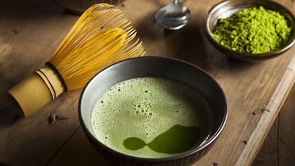 La forma tradicional de beberlo es diluir el polvo verde en agua caliente, y luego batirlo (con batidor de bambú) para obtener espuma
Foto: 123rf