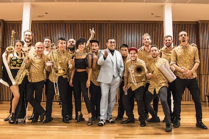 La formación actual de La Delio Valdez, una orquesta multigénero que juega con límites de la cumbia tropical