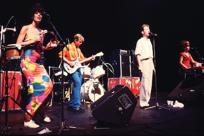 La formación clásica de los B-52s, con Keith Stirckland en batería y Ricky Wilson en guitarra.