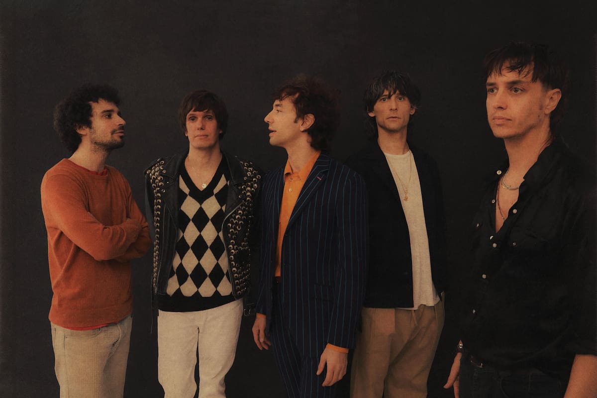 La formación completa de The Strokes: Moretti, Fraiture, Hammond, Valensi y Casablancas