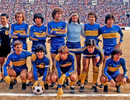 La formación de Boca que le ganó 1 a 0 al seleccionado de Japón en Tokio, en febrero de 1982: Mouzo, Córdoba, Ruggeri, Gatti, Krasousky, Trobbiani, Passucci, Diego Maradona, Gareca, Perotti, Iturrieta