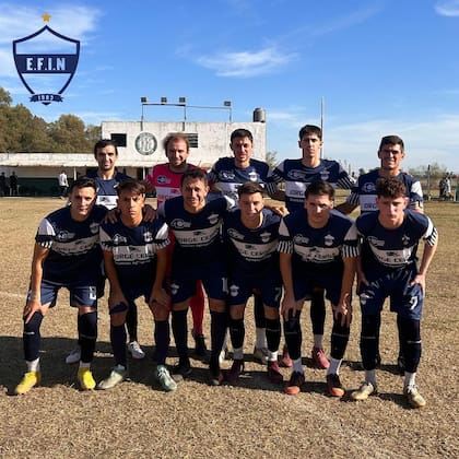 La formación de EFIN con la presencia de los tres sobrinos y de Diego Barrado. Parados, Fernando es el primero y Esteban (arquero), el segundo desde la izquierda; y agachados, el tercero es Diego, y el quinto Gabriel, su otro sobrino