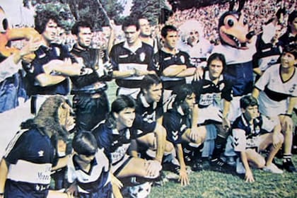 La formación de Gimnasia campeón de la Copa Centenario 1993, con Guillermo y Gustavo Barros Schelotto