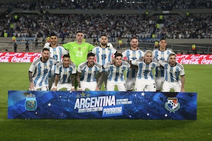 La formación de la selección argentina en el partido vs. Panamá en el estadio Monumental