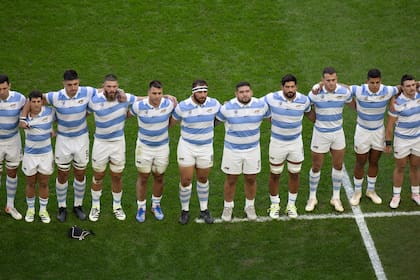 La formación de los Pumas antes de jugar contra Gales en el Mundial Francia 2023; UAR está atenta a con qué valores asocia la vestimenta del seleccionado.