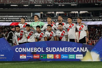 La formación de River ante Independiente de Santa Fe, con cinco campeones mundiales, como en 1986; arriba, Andrada, Beltrán, Martínez Quarta, Otamendi, Driussi y Montiel; abajo, Correa, Almada, Galván, Acuña y Moreno