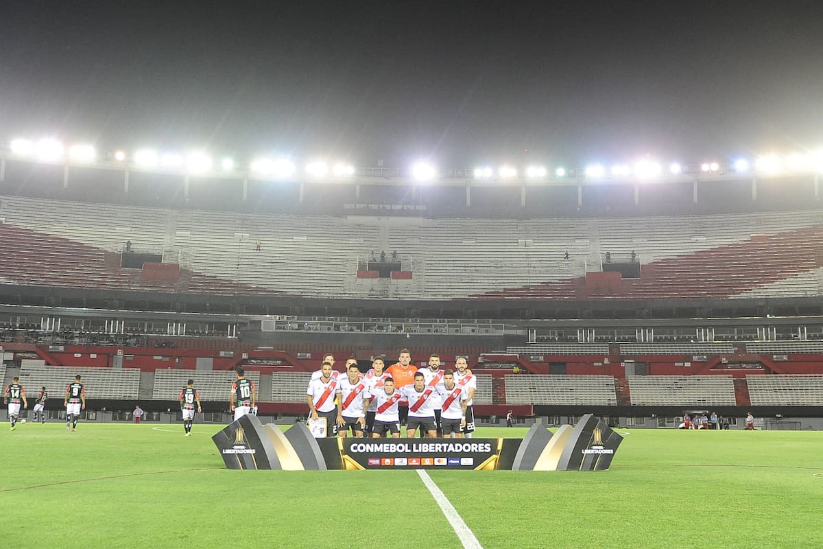 La formación de River antes del inicio ante Palestino, en la inmensidad del Monumental