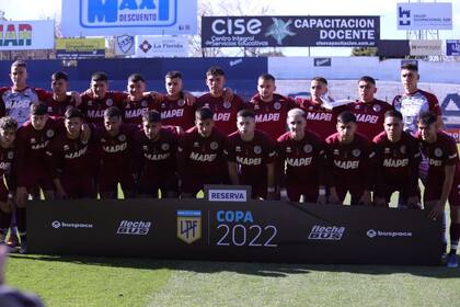 La formación de todo el plantel de la Reserva de Lanús que salió campeón este domingo ante Estudiantes