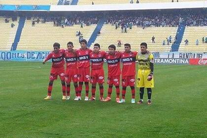 La formación de Universitario ante Bolívar