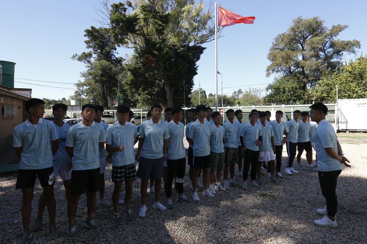 La formación frente al capitán y con la bandera de la República Popular China