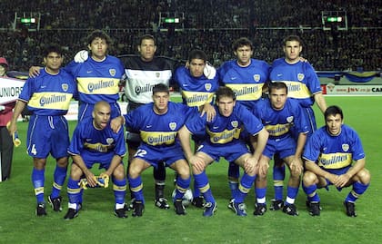 La formación inicial de Boca ante Real Madrid: Hugo Ibarra, Jorge Bermúdez, Oscar Córdoba, Juan Román Riquelme, Cristian Traverso y Aníbal Matellán (arriba); Mauricio Serna, Sebastián Battaglia, Martín Palermo, Marcelo Delgado y José Basualdo (abajo).