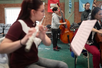 La formación instrumental de C.A.S.A. se complementa con clases de canto y talleres de creación escénica, destinados a niños y adolescentes de distintas edades