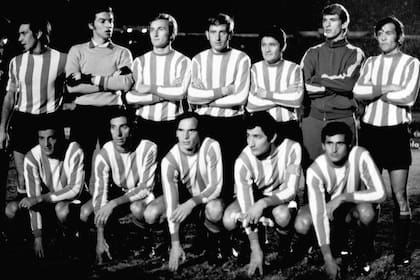 La formación pincharrata para la final contra Peñarol, de la que este miércoles se cumplen 50 años.