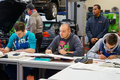 La Formación Profesional Dual permite a los estudiantes conseguir trabajo; el sistema involucra a empresas privadas