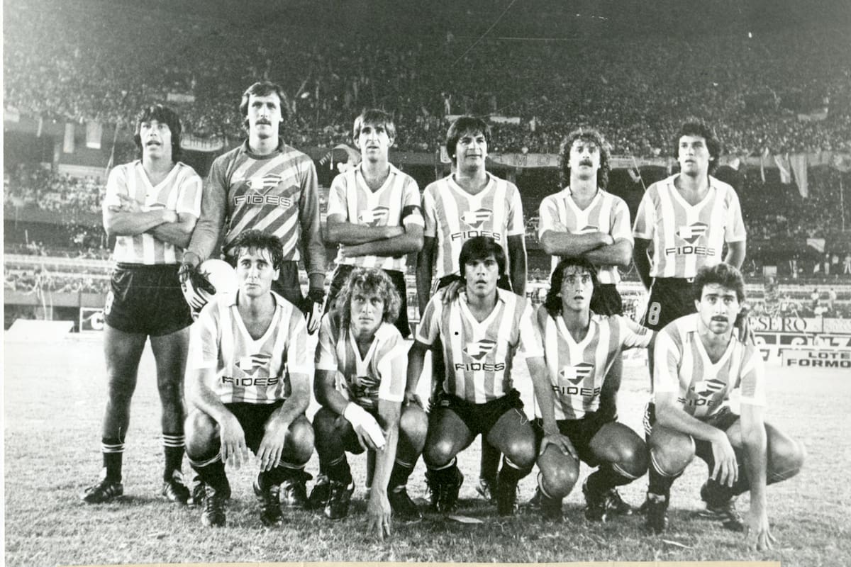 La formación que devolvió a Racing a primera división: arriba, Daniel Severiano Pavón, Miguel Ángel Wirtz, Gustavo Costas, Víctor Longo, Néstor Sicher e Italo Ortiz ; abajo, Horacio Cordero, Félix Orte, Washington González, Horacio Attadía y Wálter Fernández