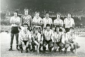 Las “chirolas” que cobró Basile, el rol de Costas, el episodio del micro: 40 años del regreso de Racing a primera