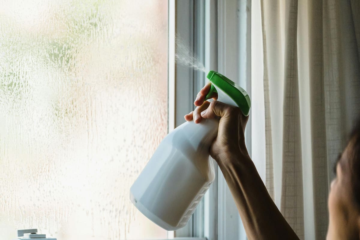 La fórmula casera para limpiar los cristales de manera rápida y sin gastar mucho dinero