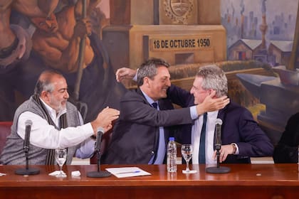 La fórmula de Sergio Massa (centro) y Agustín Rossi (derecha) competirá por la presidencia en las internas de Unión por la Patria para las PASO