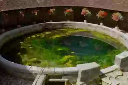 La Fosa Dionne se alimenta del agua de la lluvia de las colinas circundantes y se cree que dé al menos un río subterráneo