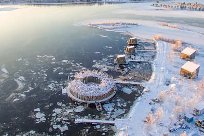 La foto aérea de Arctic Bath permite apreciar, además del edificio redondo, las cabañas sobre el agua, y las terrestres.