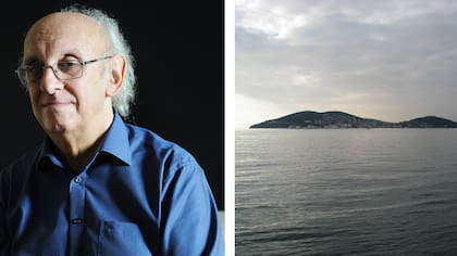 La foto. Márkaris eligió una foto de la isla Halkl, donde nació. Dice que usa esta imagen como fondo de pantalla en su computadora para no olvidar sus orígenes