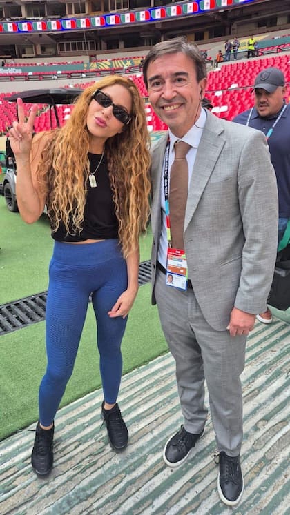 La foto completa de Benedetto junto a Shakira en la previa a la ceremonia del Mundial 2026