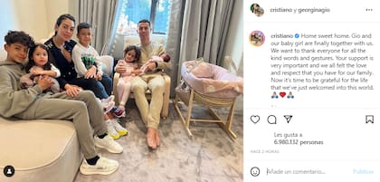 La foto con la que Cristiano Ronaldo le dio la bienvenida a su hija