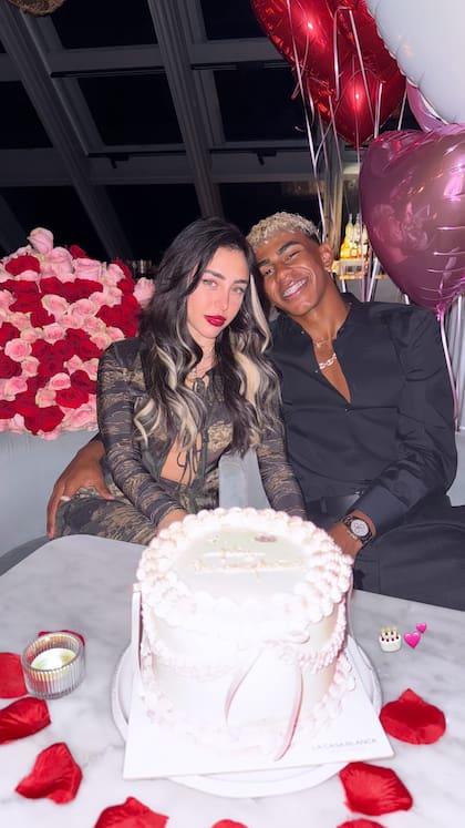 La foto con la que el futbolista del FC Barcelona confirmó su relación con la cantante argentina en agosto de 2025