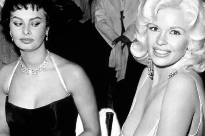 La foto de 1957 de Sofía Loren y Jayne Mansfield es una de las más icónicas de la historia de Hollywood.
