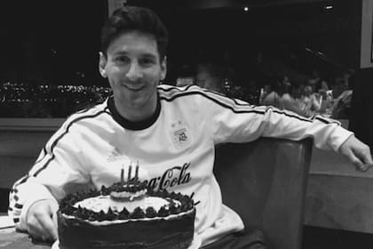 La foto de 2015 tuvo un filtro en blanco y negro, mientras que apenas mostraron la torta y nada más