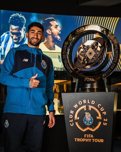 La foto de Alan Varela junto al trofeo del Mundial de Clubes.