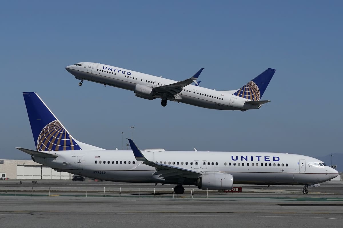 La foto de archivo del 15 de octubre de 2020 muestra a un avión de United Airlines que despega sobre otro avión en el Aeropuerto Internacional de San Francisco