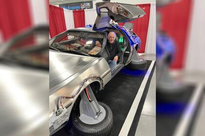 La foto de Christopher Lloyd arriba del DeLorean de Volver al Futuro