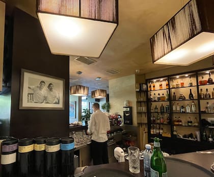 La foto de Djokovic y Maradona en el restaurante de la familia del tenista serbio en Belgrado; Nole fue un gran admirador del argentino.