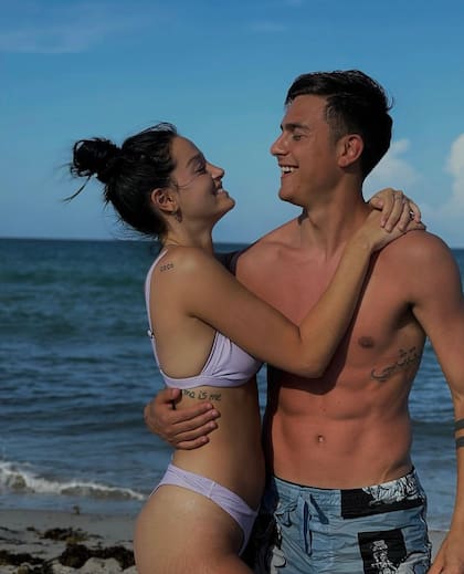 La foto de Dybala y Oriana donde se ve el bronceado rojizo del futbolista