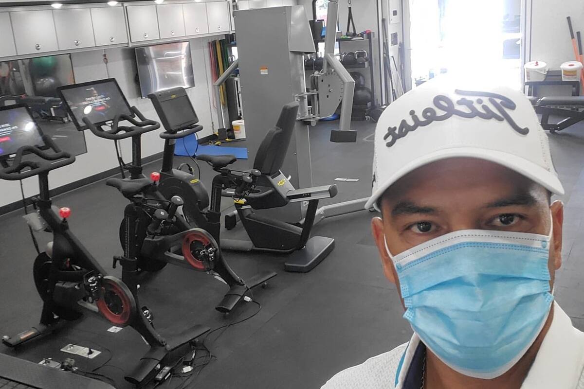 La foto de Fabián Gómez antes de su muy buena tercera vuelta de seis bajo el par, dentro del camión-gimnasio del PGA Toru