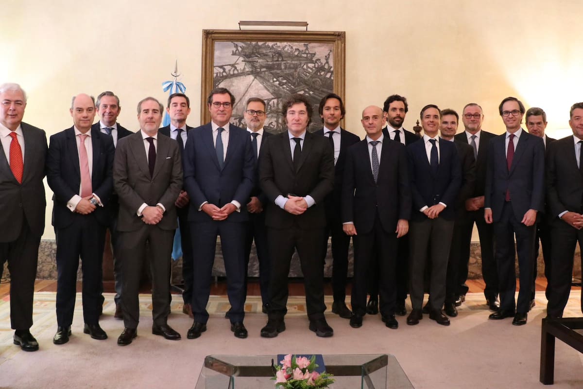 La foto de familia de Milei con los ejecutivos españoles, el sábado pasado; casi todas esas empresas salieron a cuestionar los dichos del Presidente contra Pedro Sánchez; a su derecha, Antonio Garamendi, de la CEOE