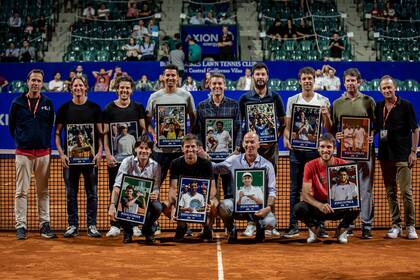 La foto de familia: los homenajeados en el court central del estadio
