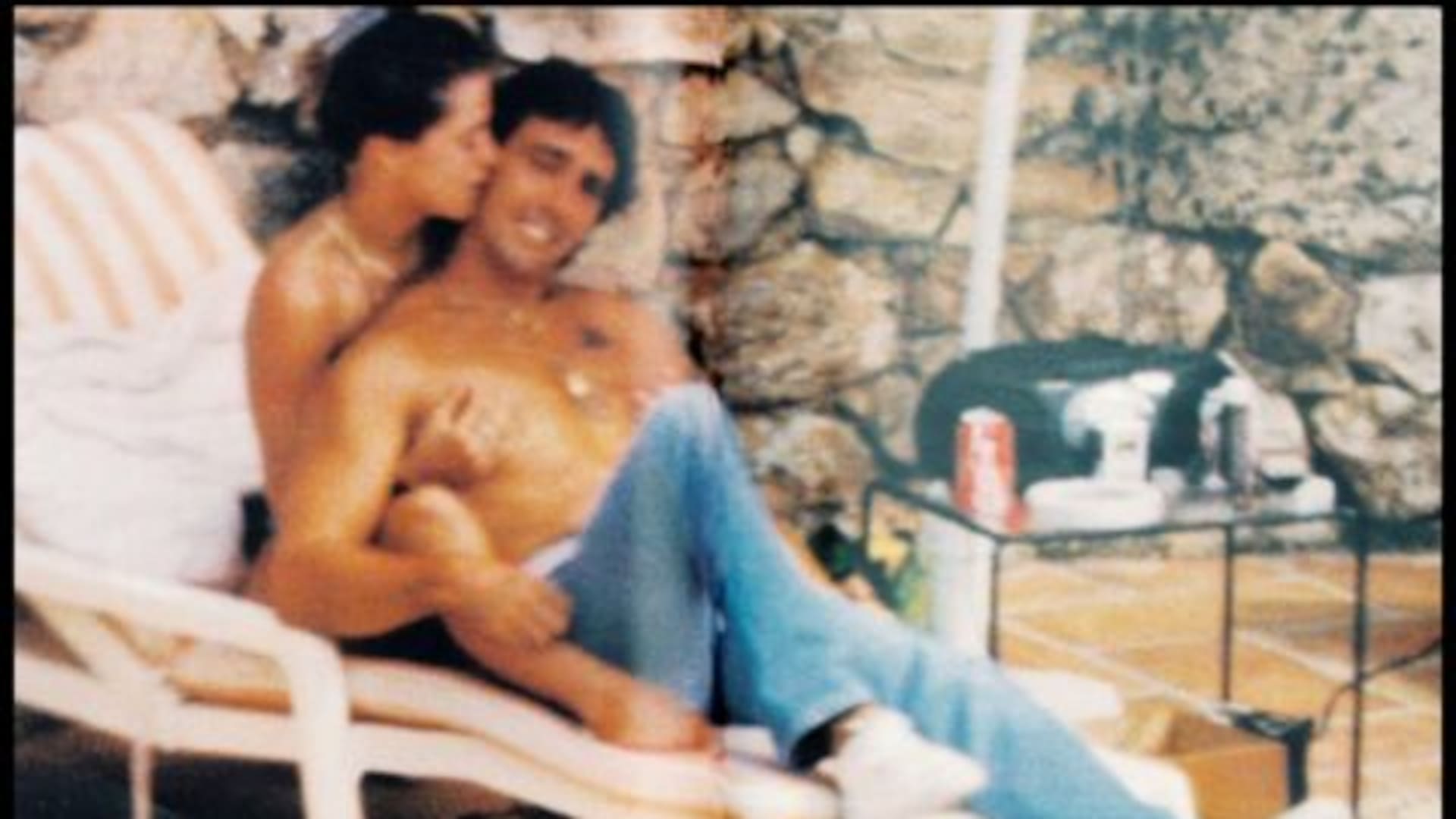 La foto de Fili y Ducruet en la reposera, cuando recién comenzaba su cita... así lo publicó la revista GALA