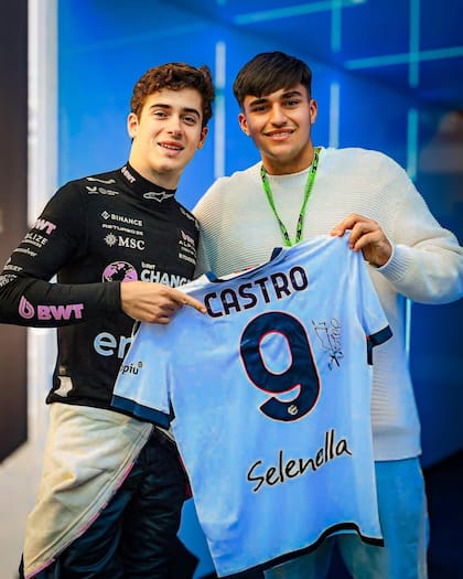 La foto de Franco Colapinto con la camiseta autografiada de Castro (Foto: Instagram @santiicastro21)
