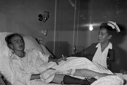 La foto de Frida Kahlo con la pierna recién amputada se exhibe en la muestra "Kahlo sin fronteras"