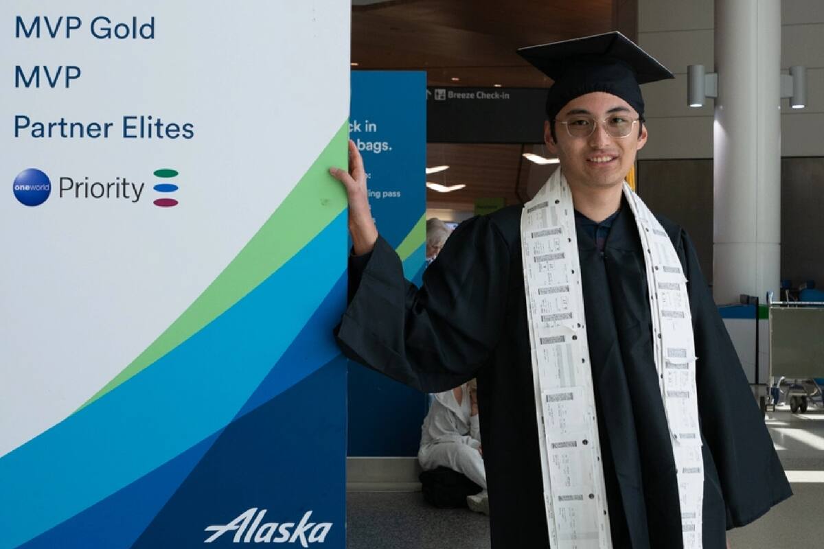 La foto de graduación de Bill, tomada en el Aeropuerto de San Francisco (SFO), en California, con todas sus tarjetas de embarque