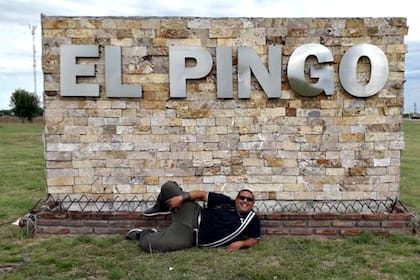 La foto de Juan Pablo junto al cartel de la localidad de El Pingo.