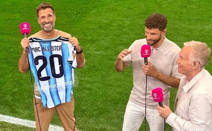 La foto de Jürgen Klopp con la camiseta de Alexis Mac Allister tras el triunfo de la Argentina sobre Austria