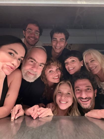 La foto de la cena que reunió a Javier Braier, Peter Lanzani, Lali Espósito, Carla Peterson, Juan Minujin, Dolores Fonzi, Griselda Siciliani, Mercedes Morán y Enzo Vogrincic