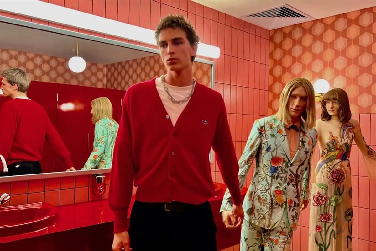 La foto de la discordia: en primer plano está Caspar, el hijo de Suzi Dougherty, junto a dos maniquíes; el jurado del concurso no estaba seguro de que se tratara de una persona