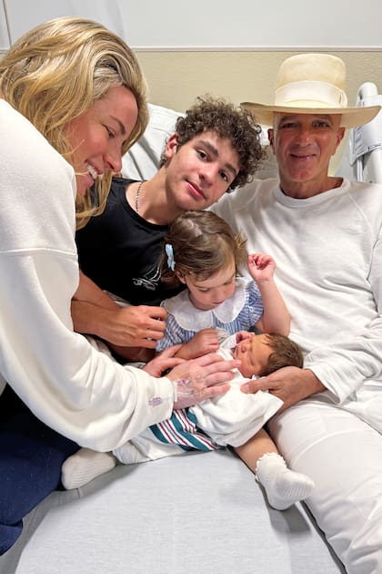 La foto de la felicidad. Alan y Grace posan con Noa (el hijo mayor de Faena) y sus hijas mujeres, Rubi y Tigerlili