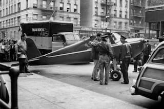 Hizo una apuesta en un bar, robó un avión y lo aterrizó en medio de Manhattan en dos ocasiones