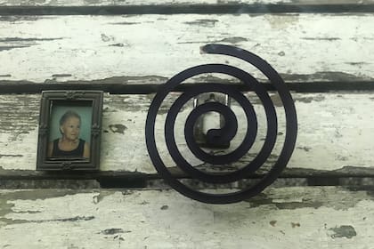 La foto de la tía Irma y el espiral que espanta mosquitos y atrae recuerdos.