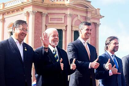 La foto de la última reunión de presidentes de los países del Mercosur: Luis Arce, presidente de Bolivia; Luiz Inacio Lula da Silva, presidente de Brasil; Santiago Peña, presidente de Paraguay y Luis Lacalle Pou, presidente de Uruguay; el presidente Javier Milei, ausente con aviso